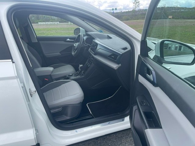 Used 2023 Volkswagen Taos SE w/ Panoramic Sunroof Package AWD/4WD image 12