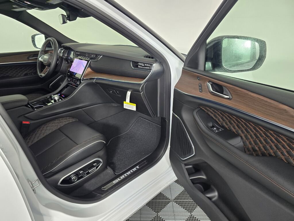 New 2025 Jeep Grand Cherokee Summit w/ Obsidian Package image 34