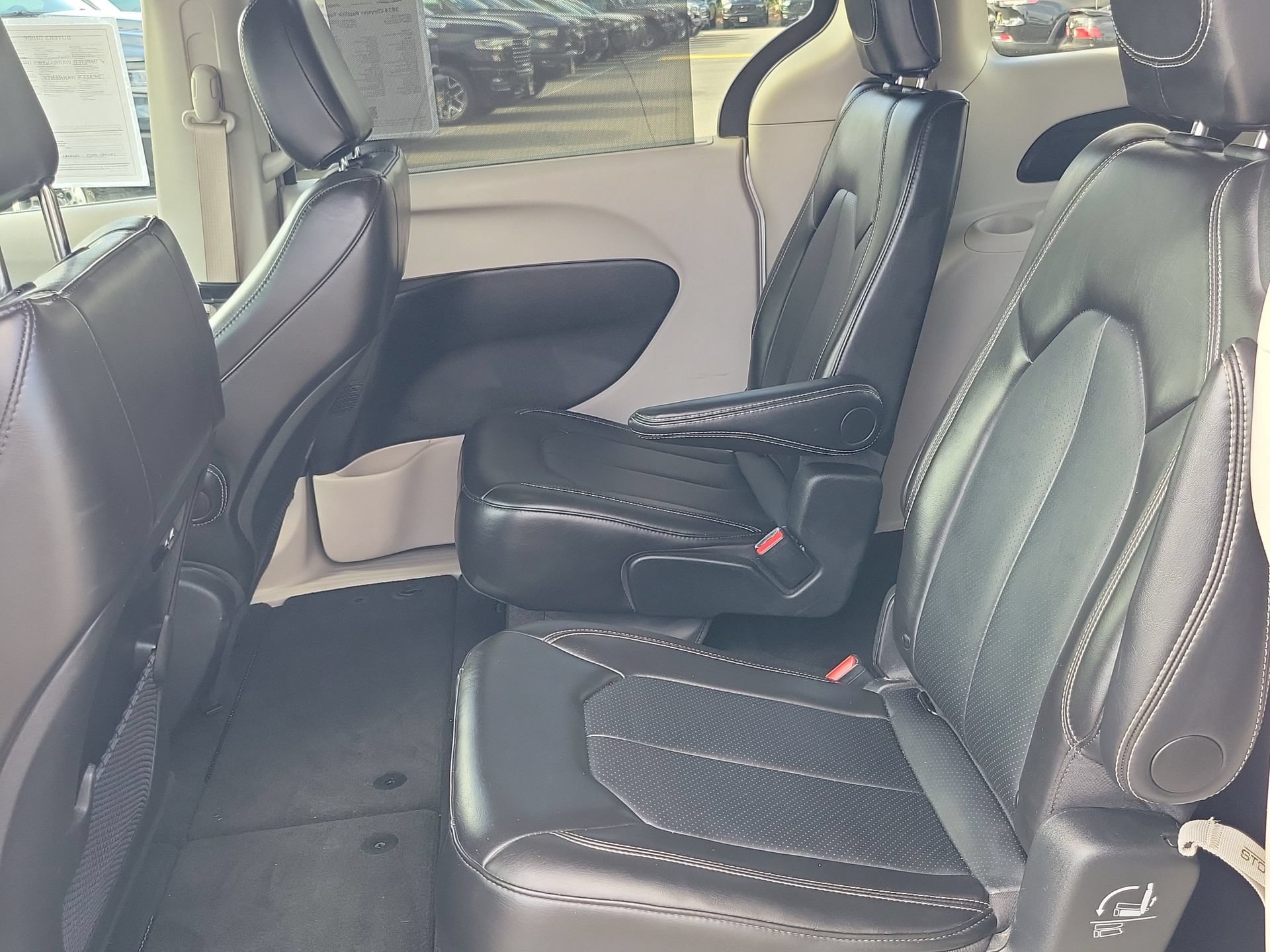 Certified 2024 Chrysler Pacifica Touring-L FWD image 17