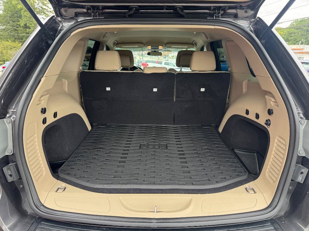 Used 2019 Jeep Grand Cherokee Laredo AWD/4WD image 23