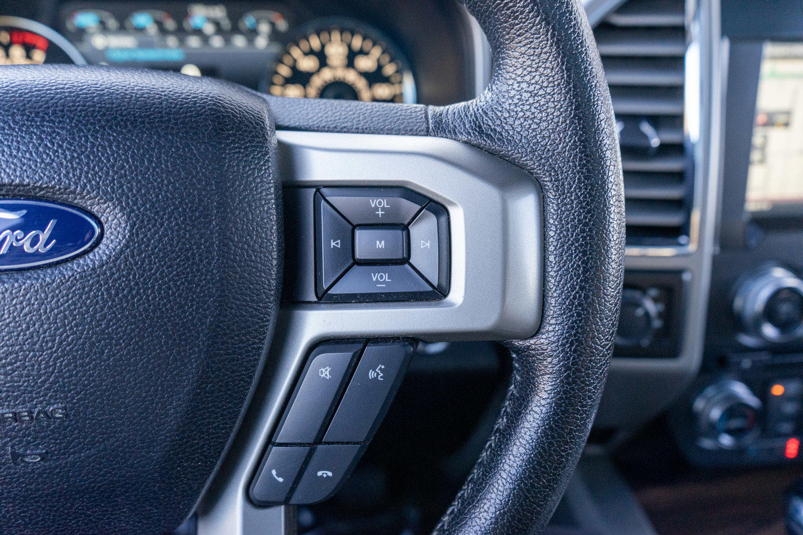 Used 2015 Ford F150 Lariat w/ Equipment Group 502A Luxury image 26