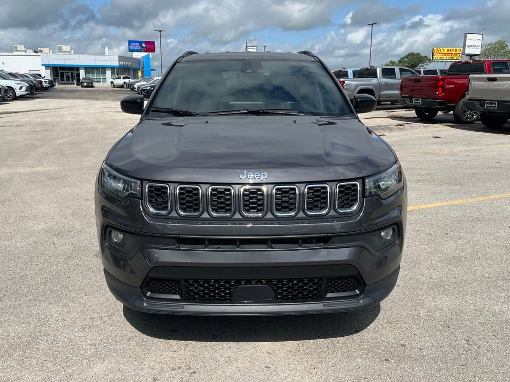 Used 2024 Jeep Compass Latitude AWD/4WD image 2