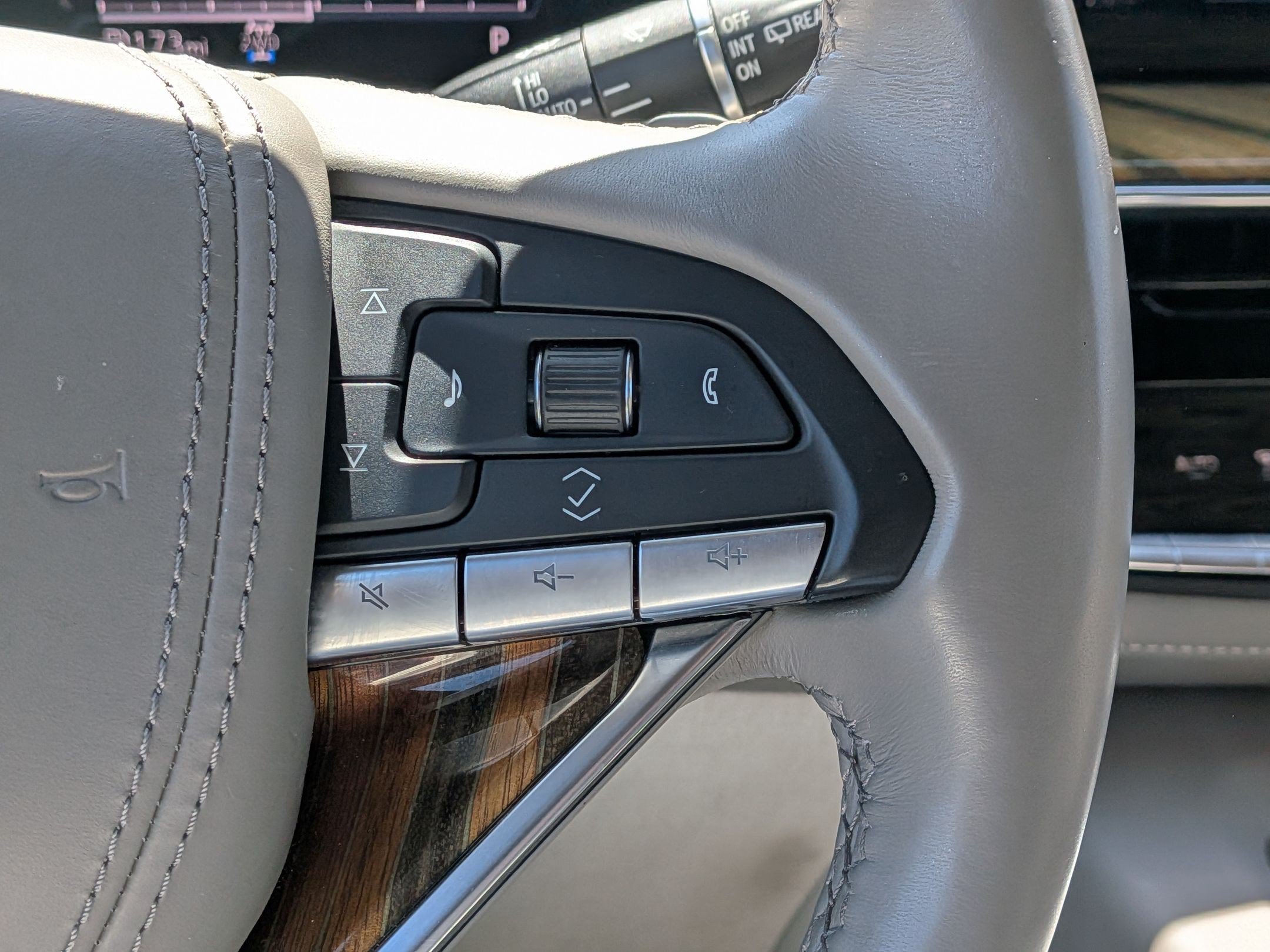 Used 2021 Cadillac Escalade Premium Luxury Platinum AWD/4WD image 17