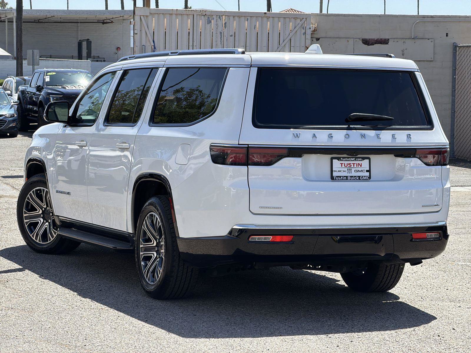 Used 2023 Jeep Wagoneer L Series II AWD/4WD image 7