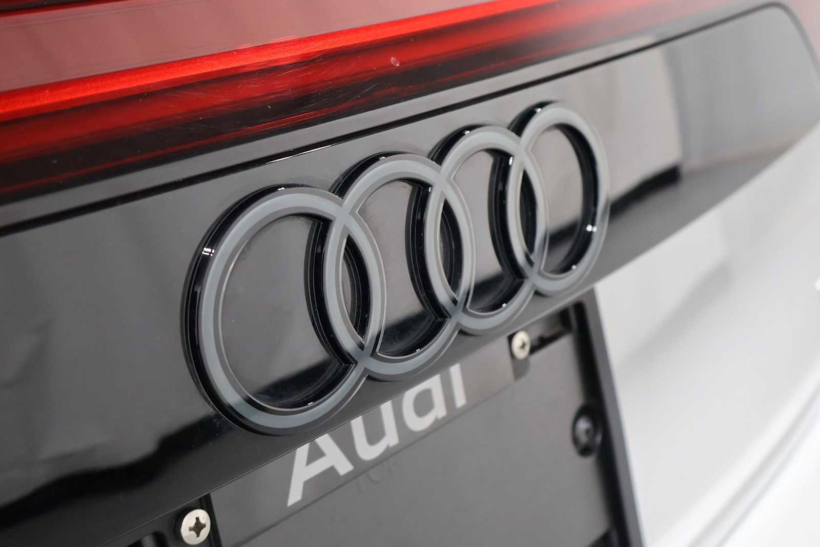 Certified 2025 Audi Q8 Premium Plus w/ Premium Plus Package AWD/4WD image 8