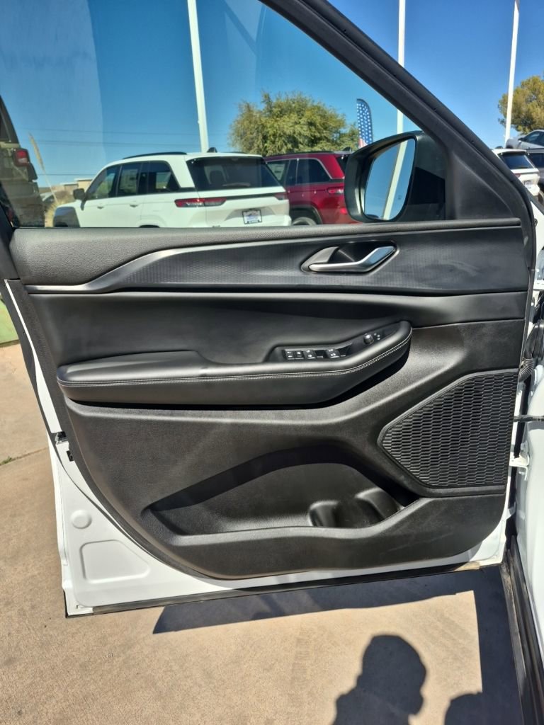 Used 2023 Jeep Grand Cherokee Laredo X image 13