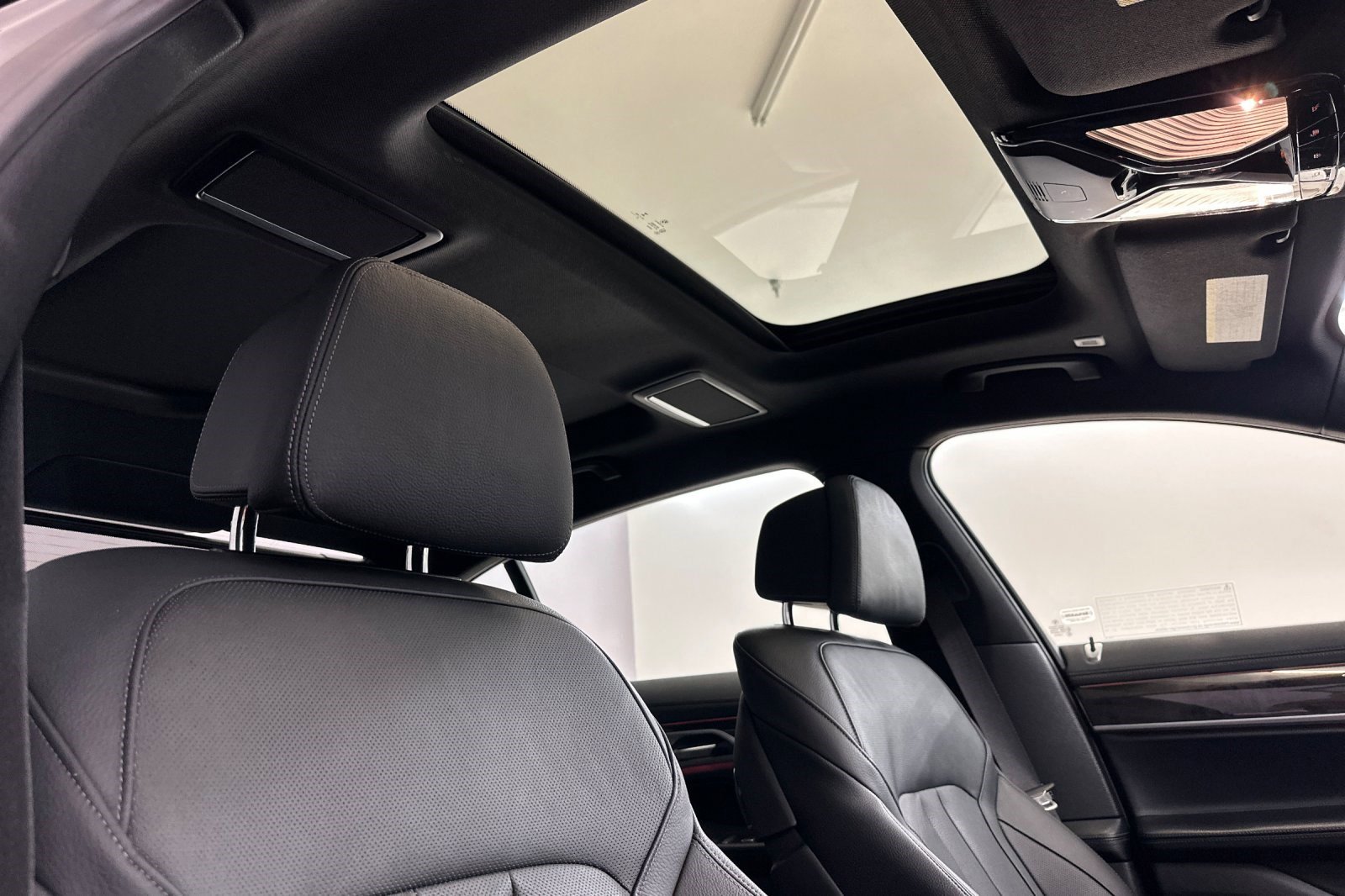 Used 2022 BMW 740i w/ M Sport Package RWD image 26