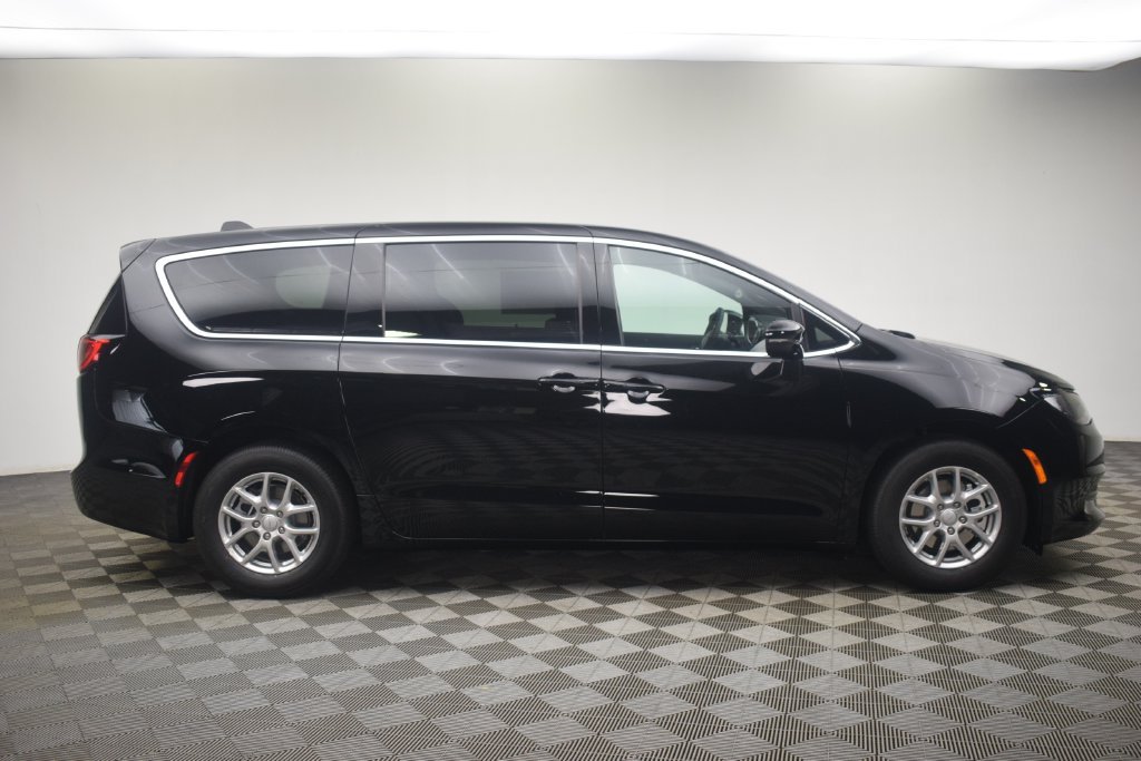 New 2027 Chrysler Pacifica LX FWD image 3