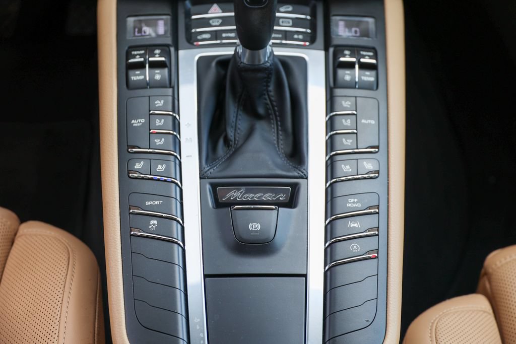 Certified 2017 Porsche Macan AWD/4WD image 31