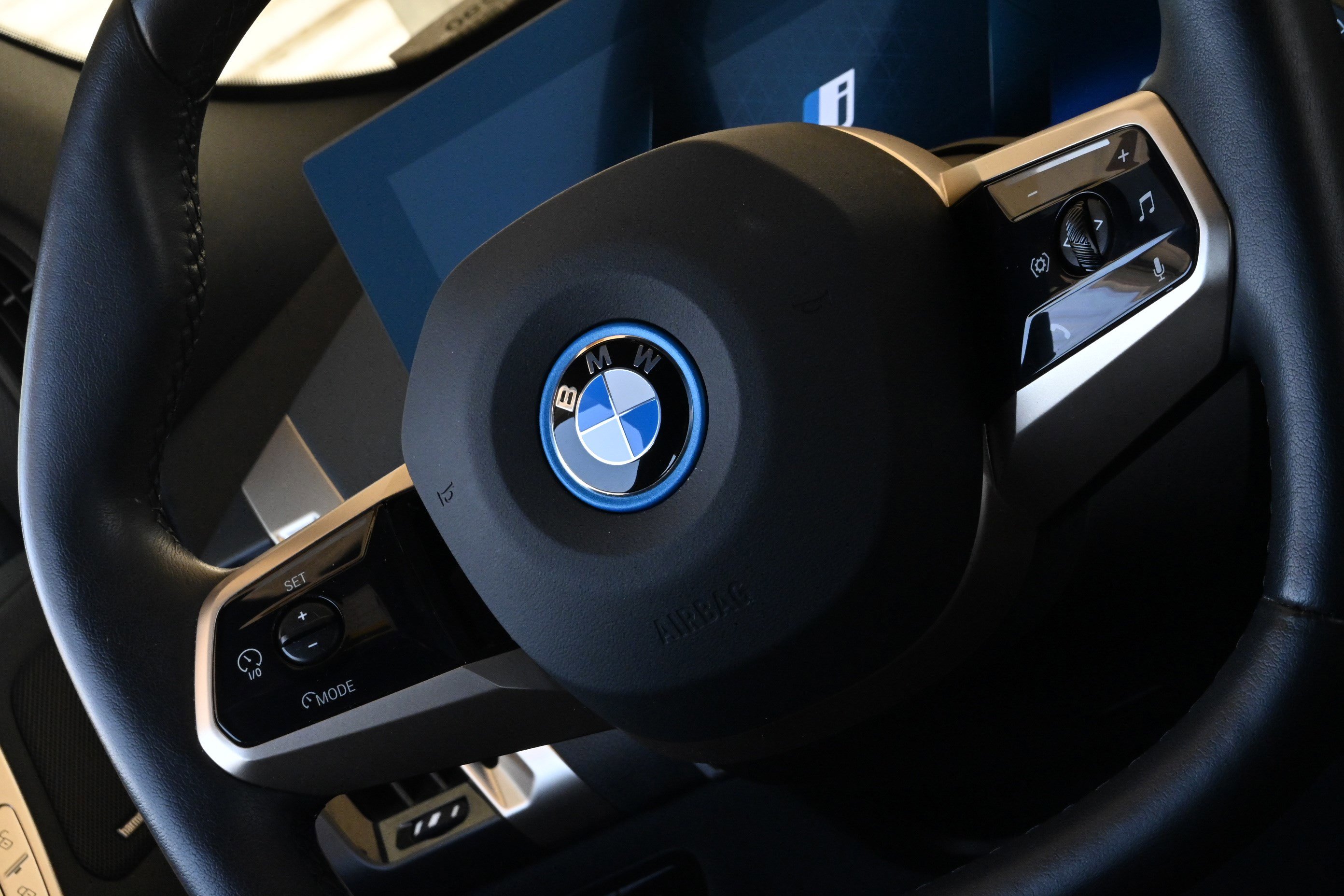 Certified 2025 BMW iX xDrive50 AWD/4WD image 24