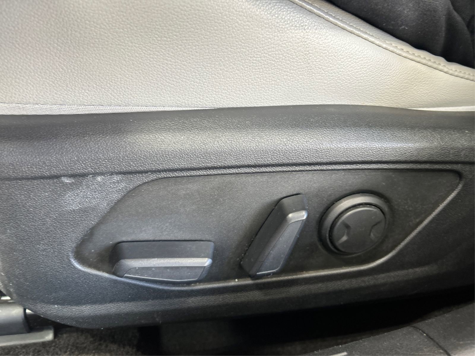 Used 2024 Hyundai Elantra Limited image 32