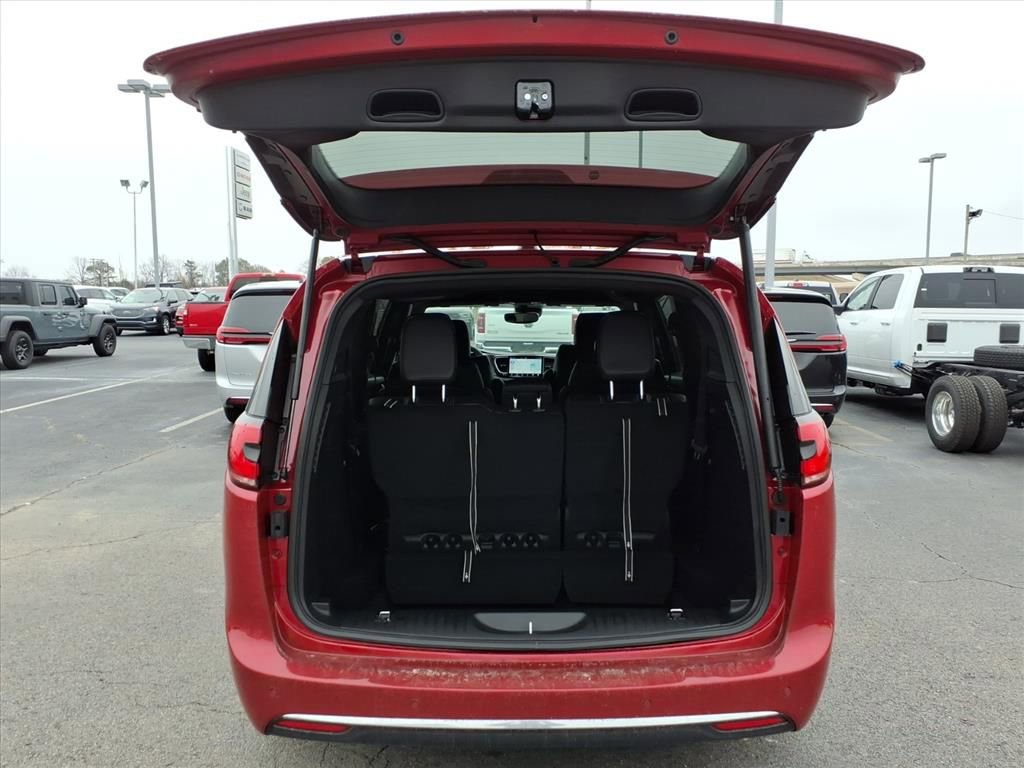 New 2026 Chrysler Pacifica Select image 5