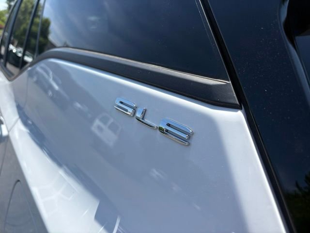 Used 2024 GMC Terrain SLE w/ Driver Convenience Package FWD image 16