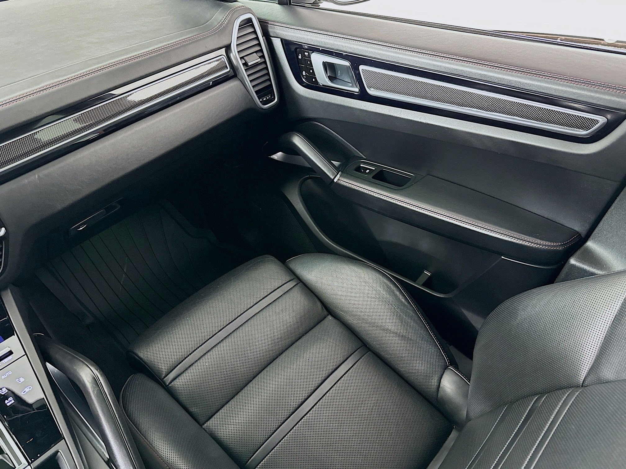 Used 2021 Porsche Cayenne Turbo image 22