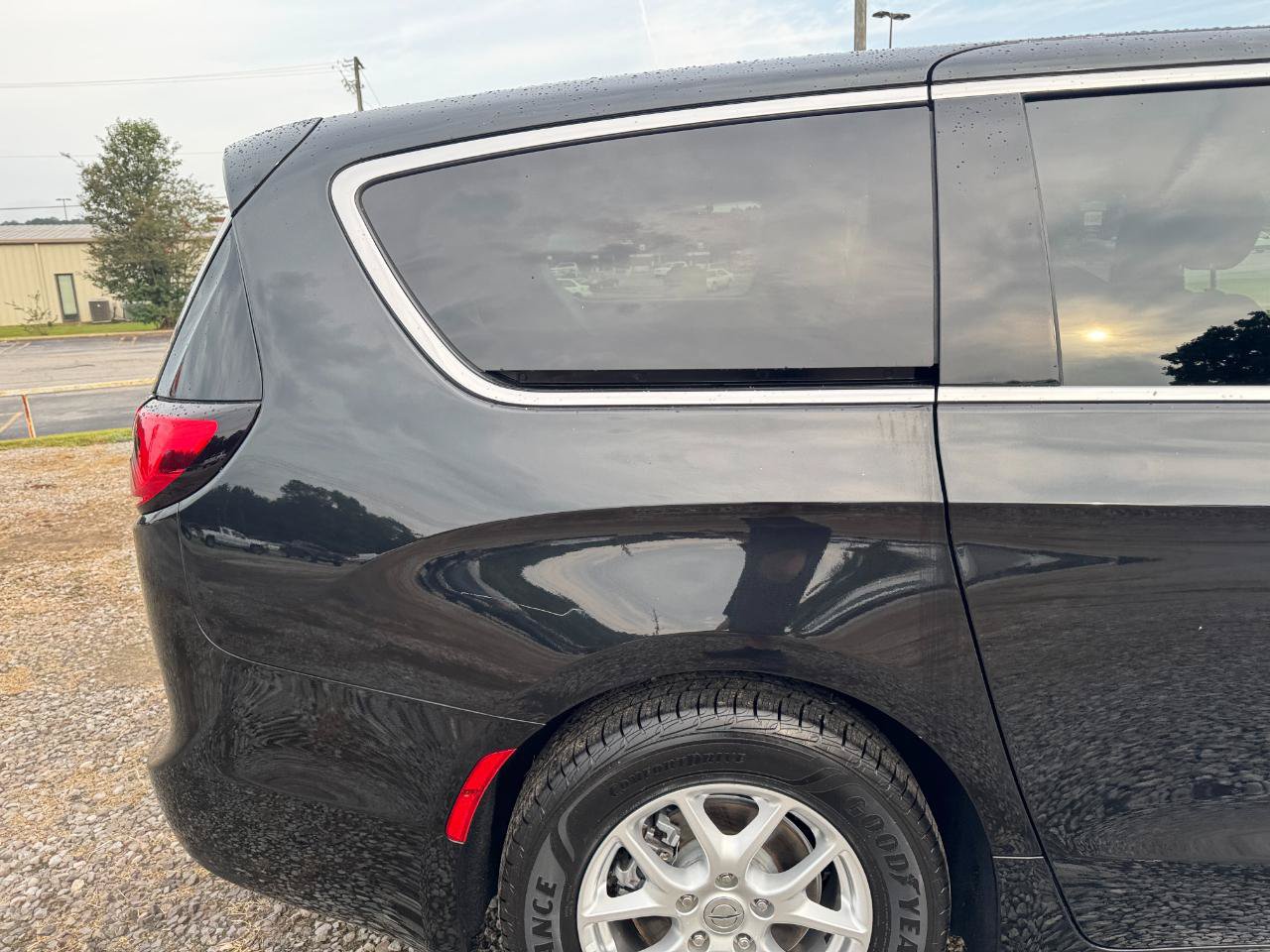 Used 2023 Chrysler Pacifica Touring FWD image 9