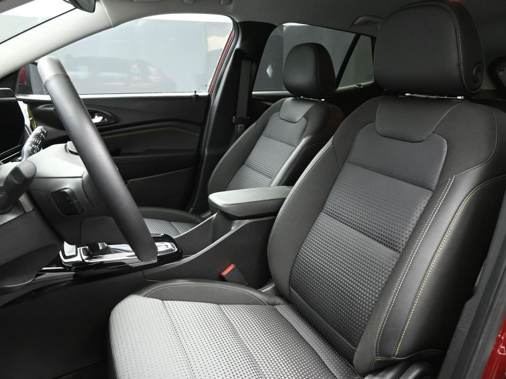 Used 2025 Chevrolet Trax LT w/ LT Convenience Package image 9