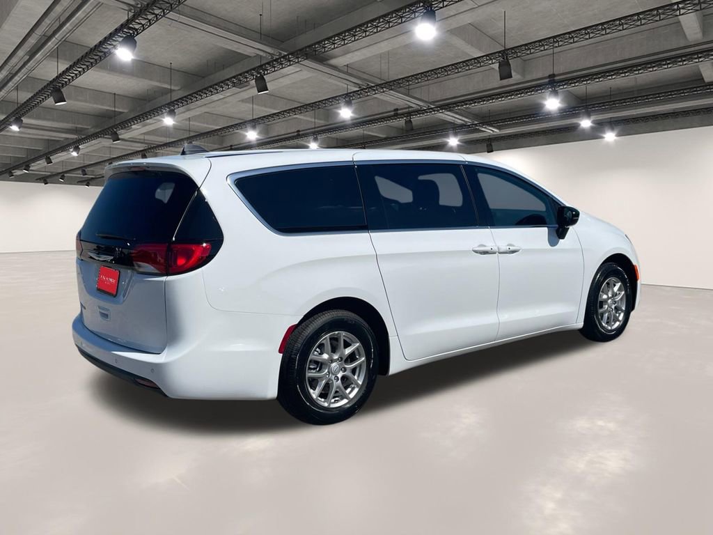 Used 2026 Chrysler Voyager LX FWD image 16