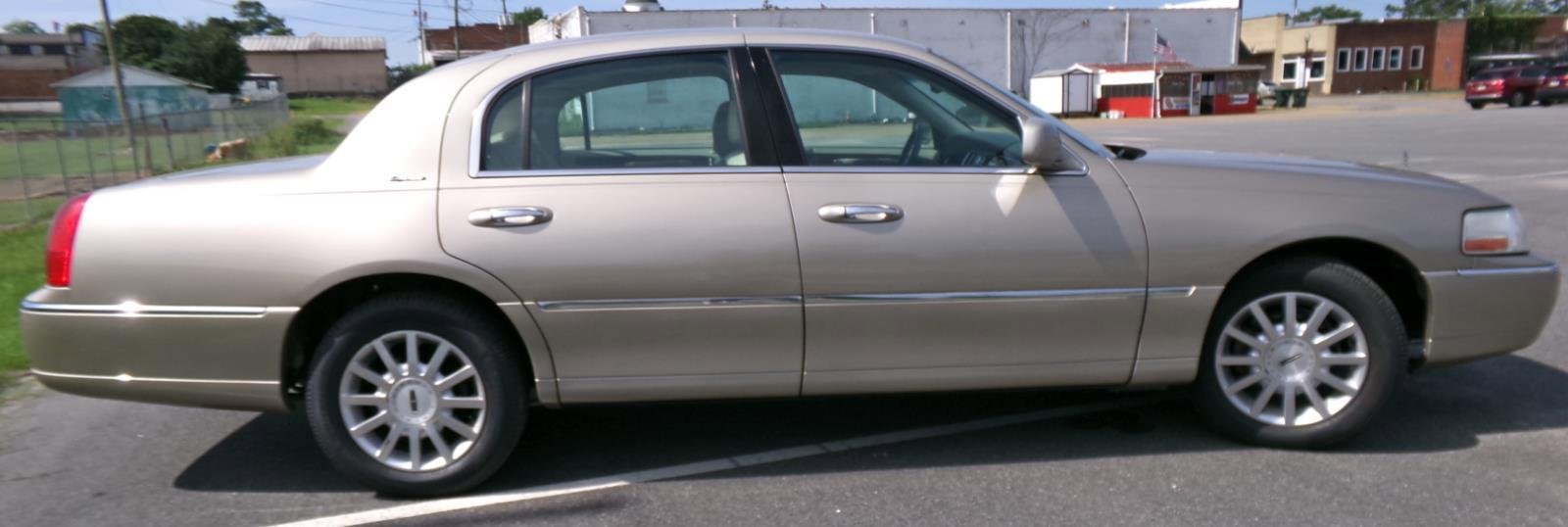 Used 2007 Lincoln Town Car Signature RWD image 5