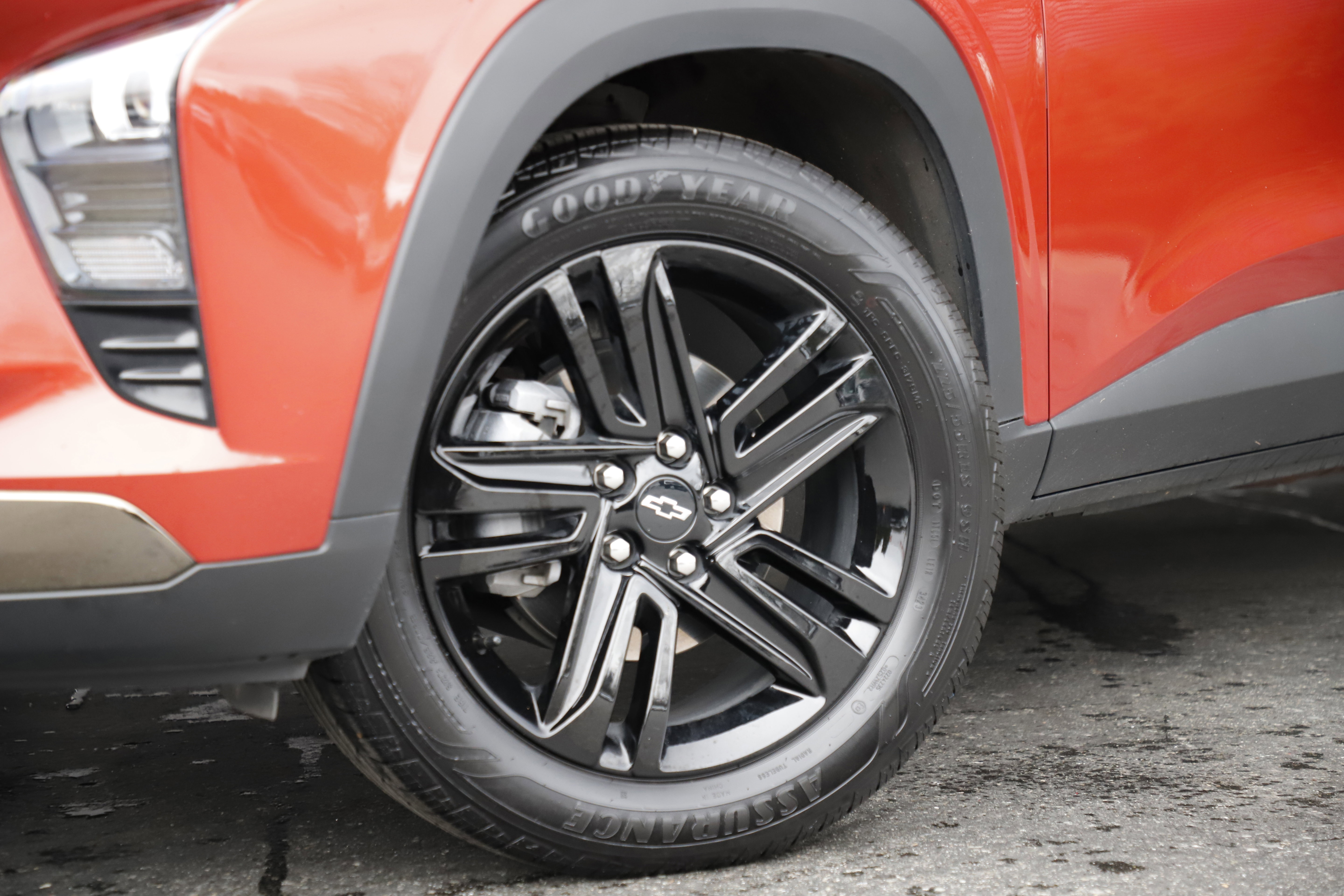 Used 2024 Chevrolet Trax ACTIV w/ Sunroof Package image 2