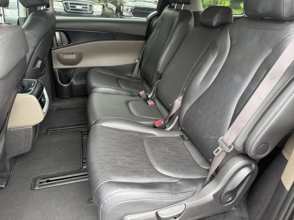 Used 2025 Kia Carnival FWD image 11