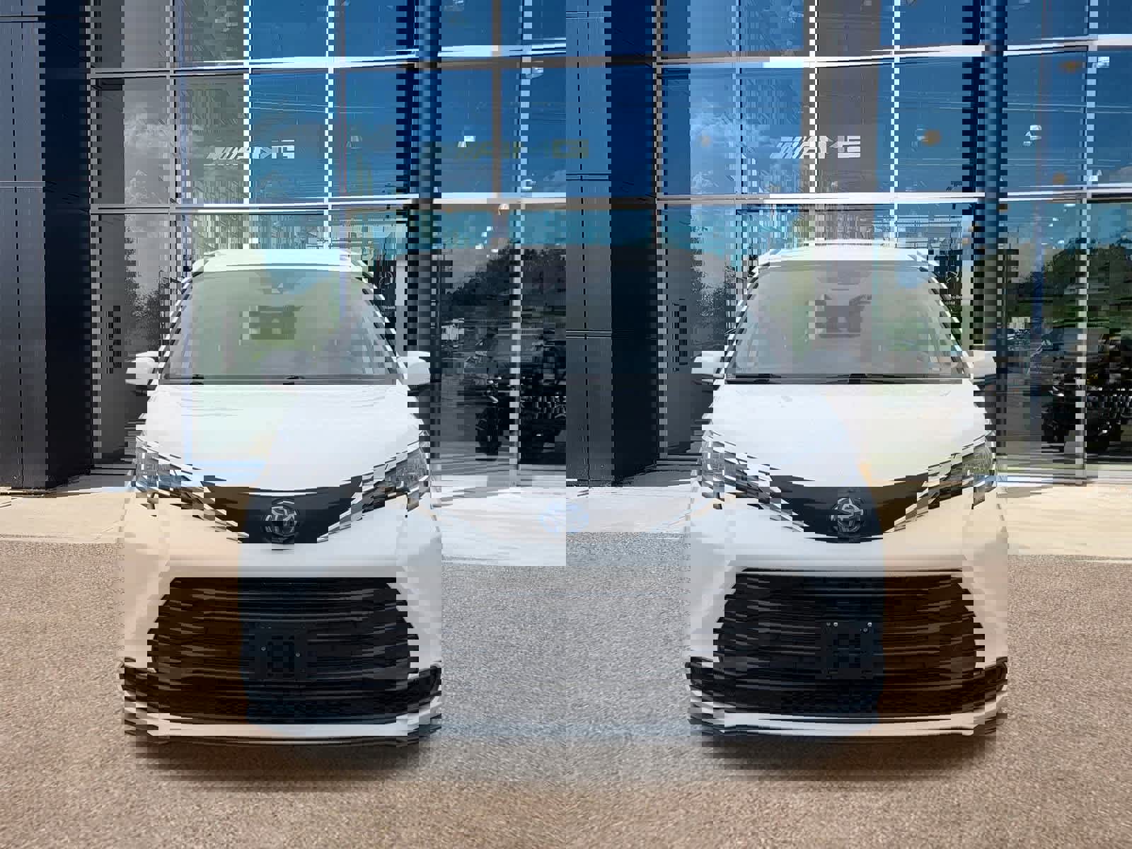 Used 2021 Toyota Sienna LE image 2