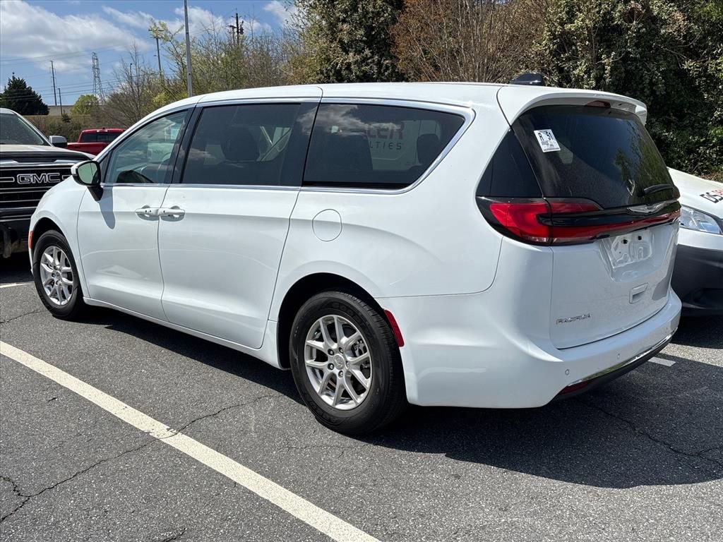 Used 2023 Chrysler Pacifica Touring-L image 7