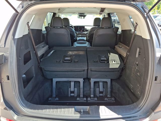Used 2025 Kia Carnival FWD image 28