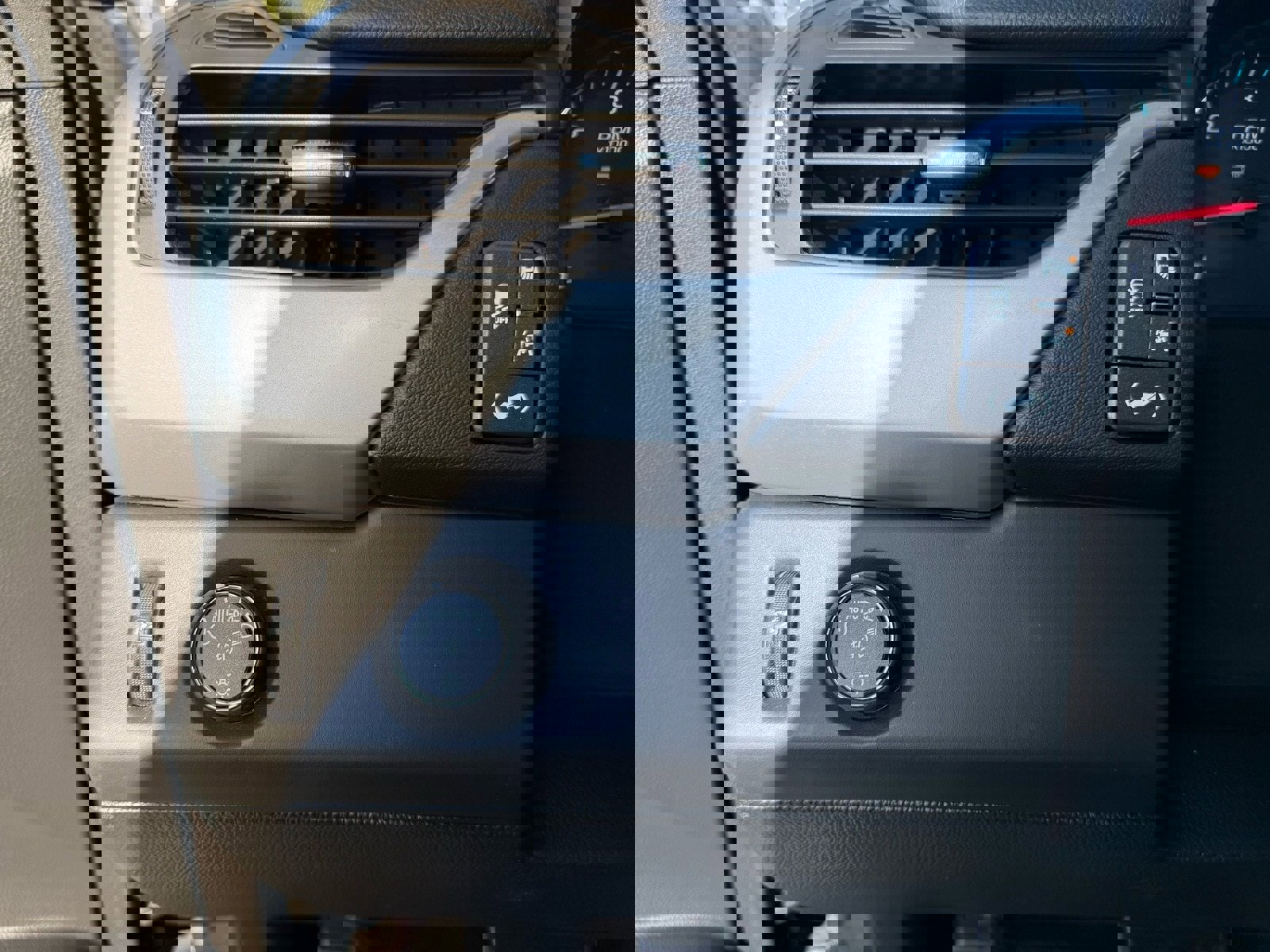 Used 2018 Chevrolet Suburban Premier image 16