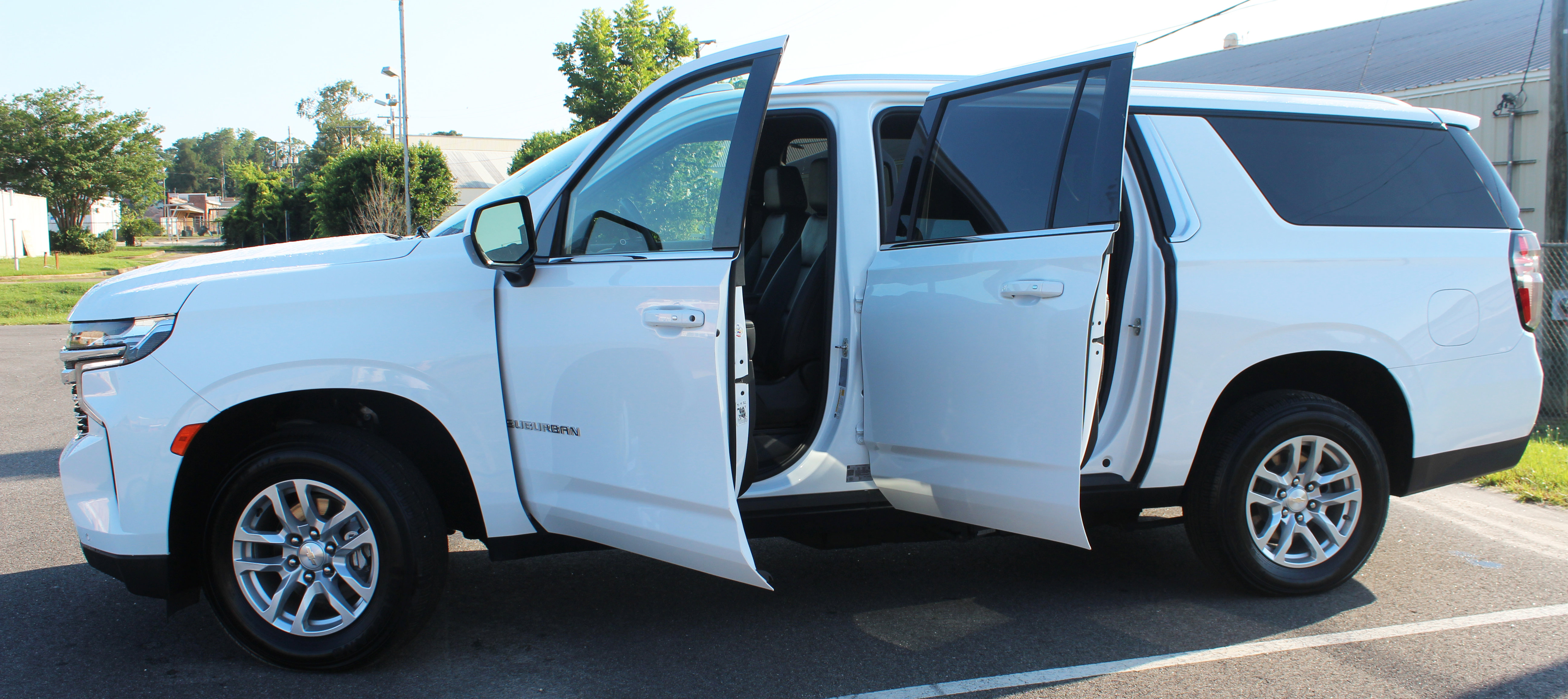 Used 2023 Chevrolet Suburban LT image 3