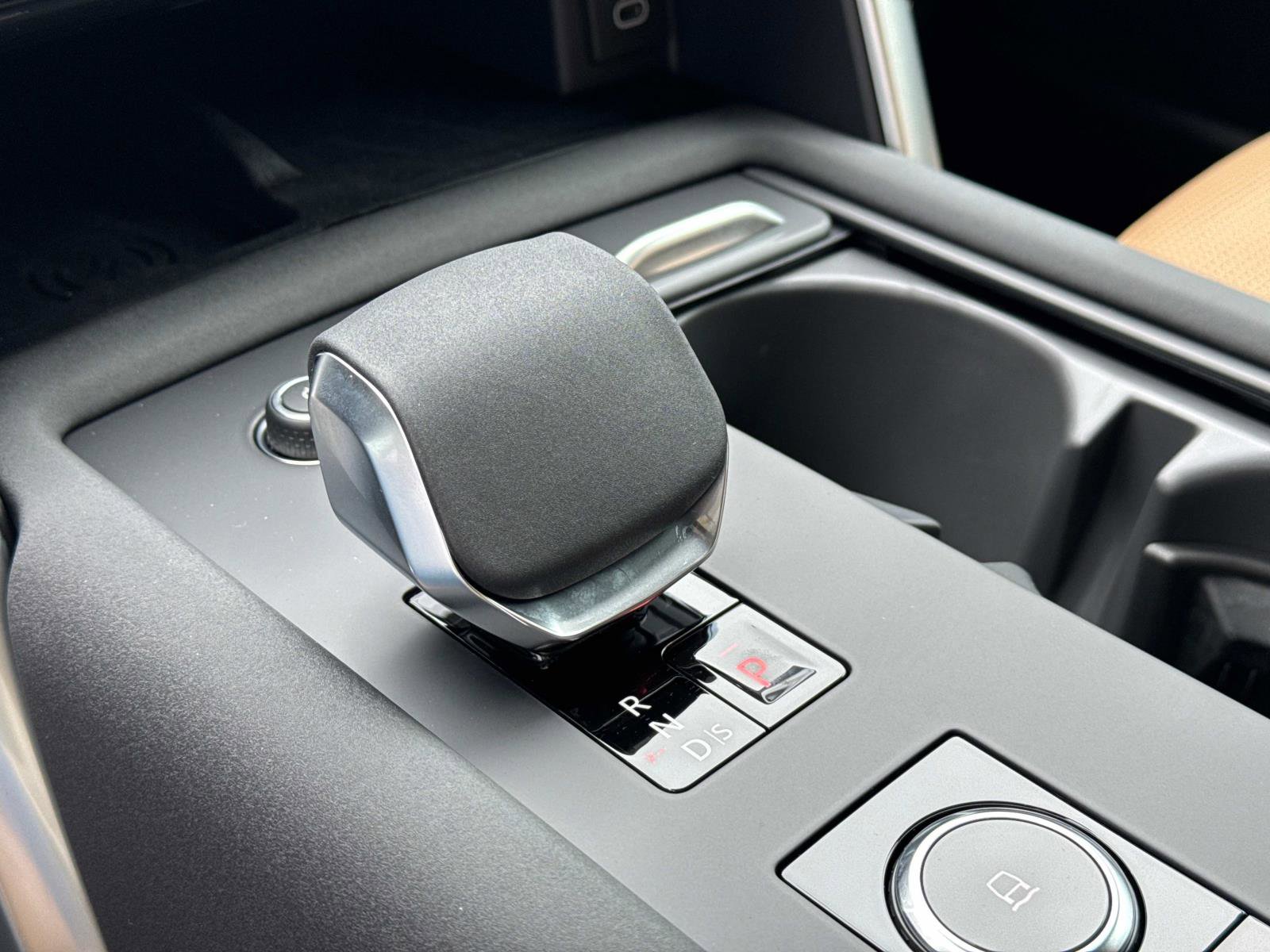 Certified 2025 Land Rover Discovery Dynamic SE image 26