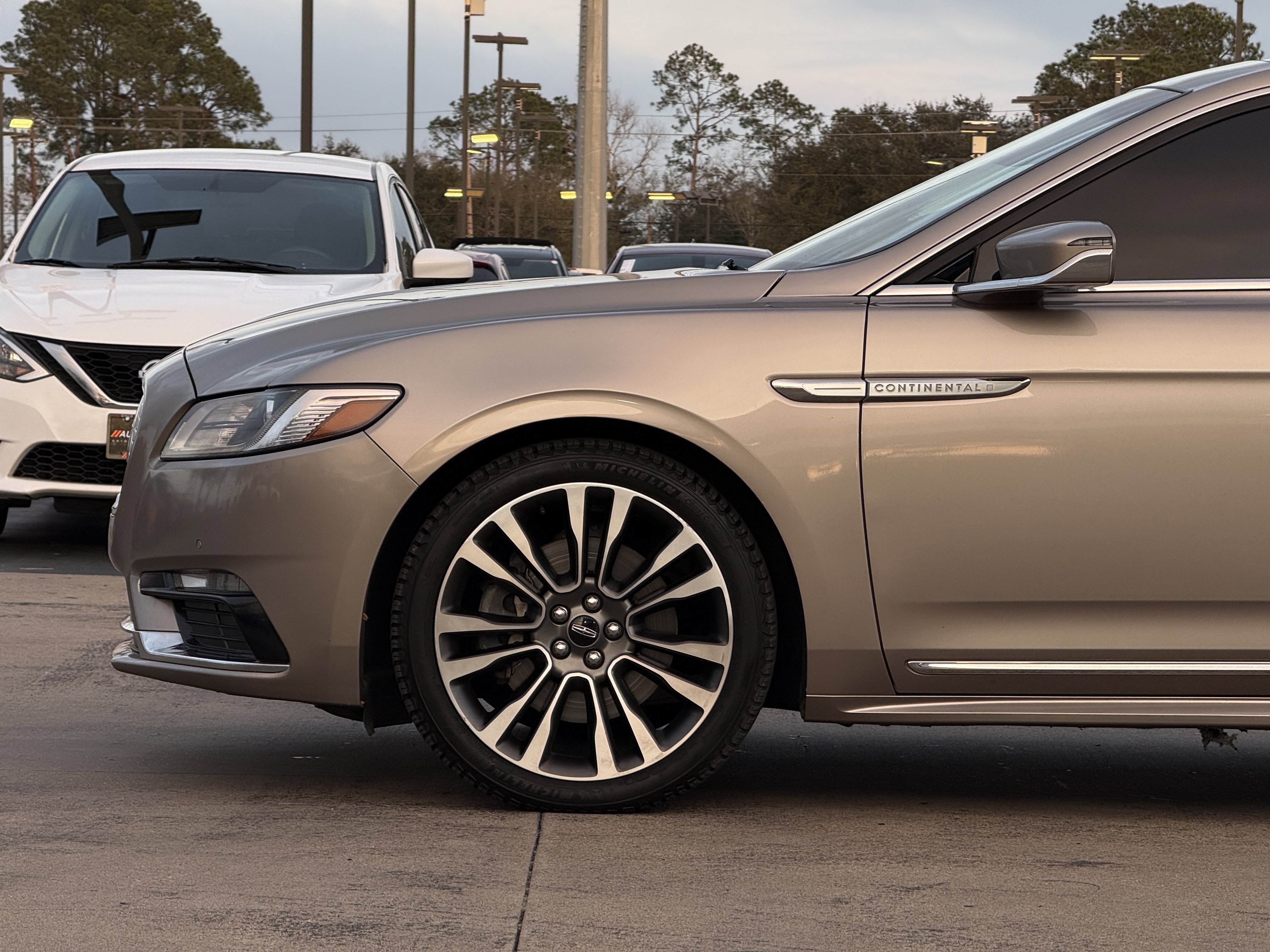 Used 2019 Lincoln Continental Select w/ Continental Climate Package image 12