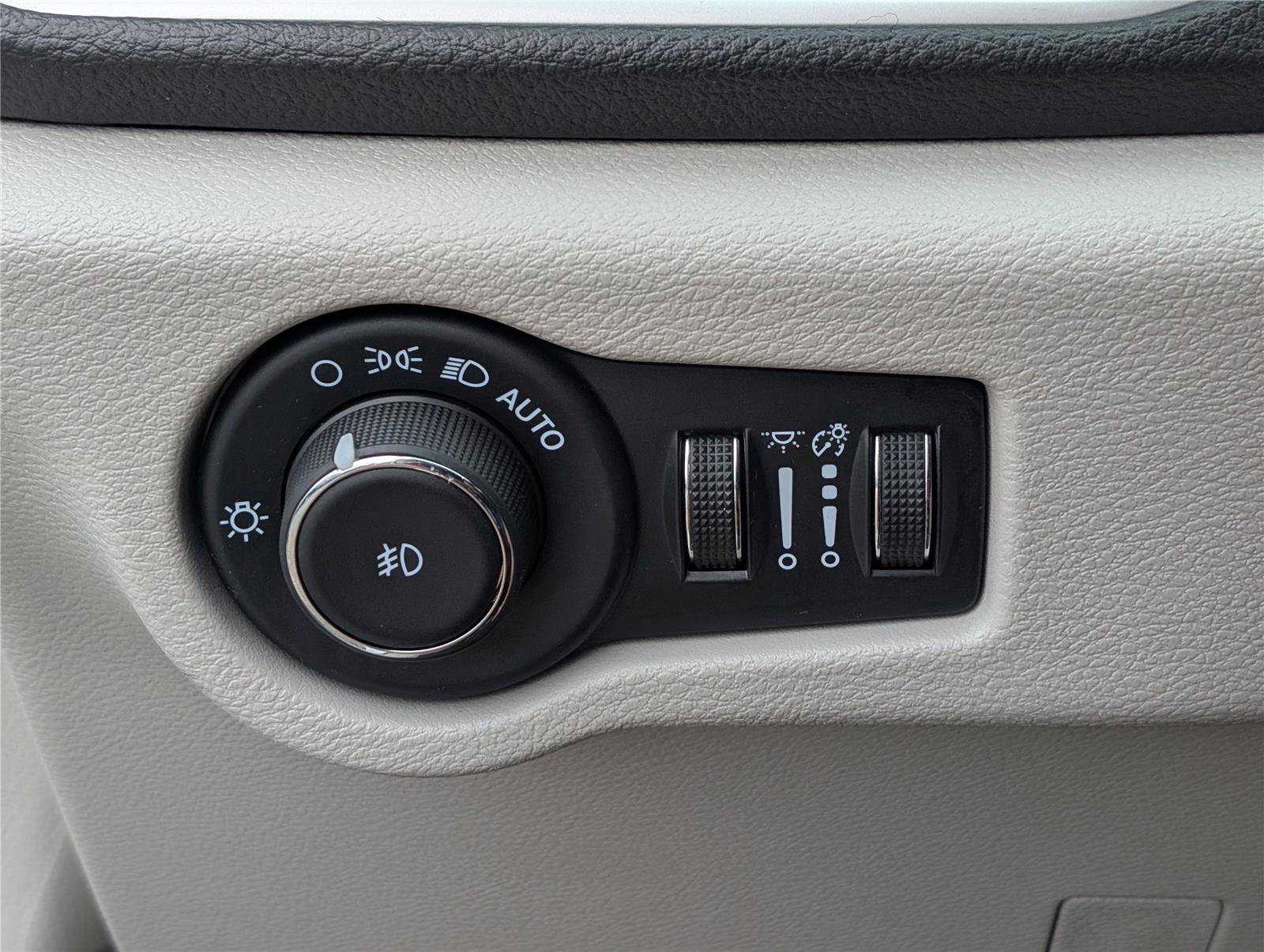 Used 2024 Chrysler Pacifica Select image 24