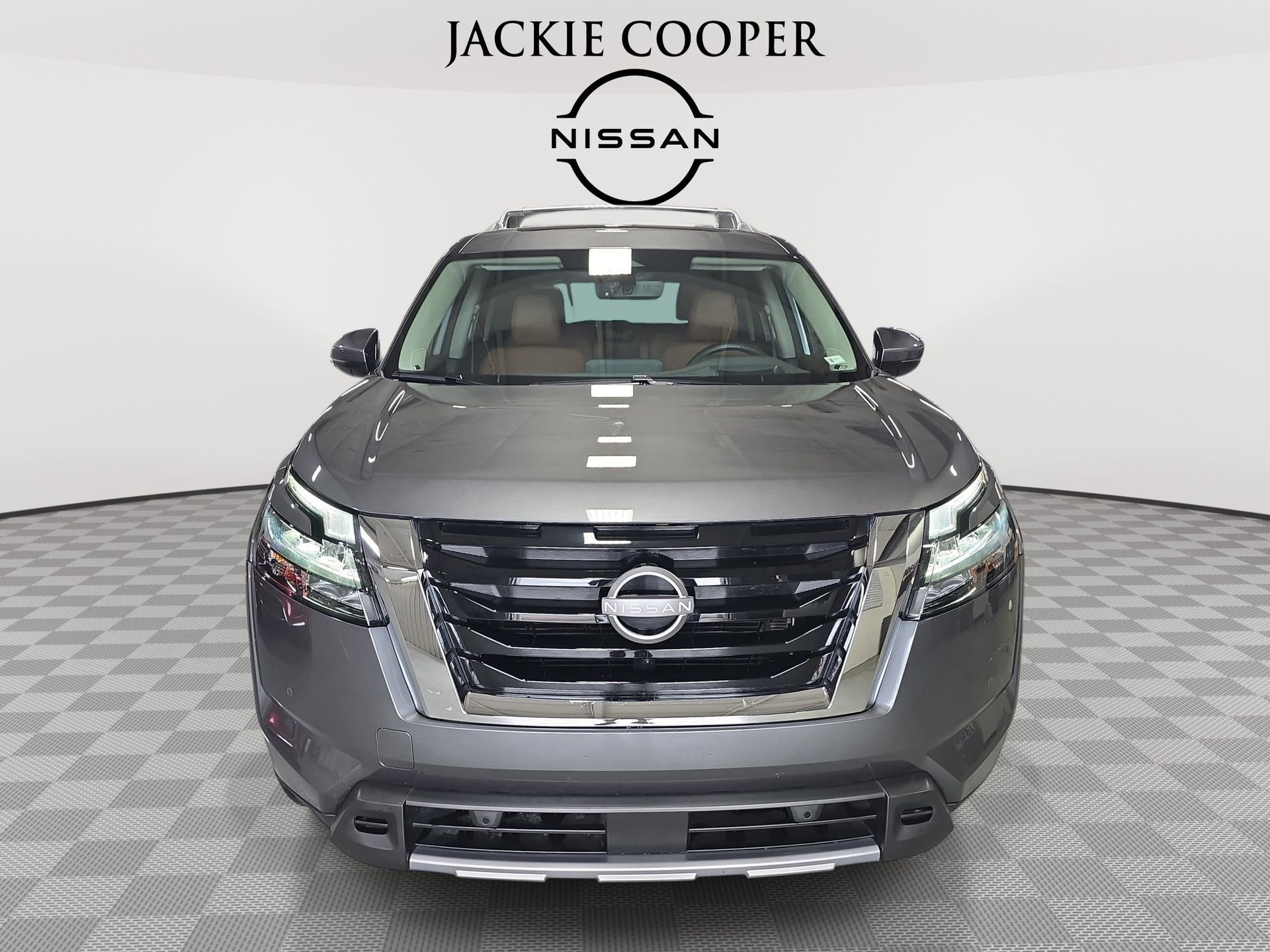 Used 2025 Nissan Pathfinder Platinum FWD image 2