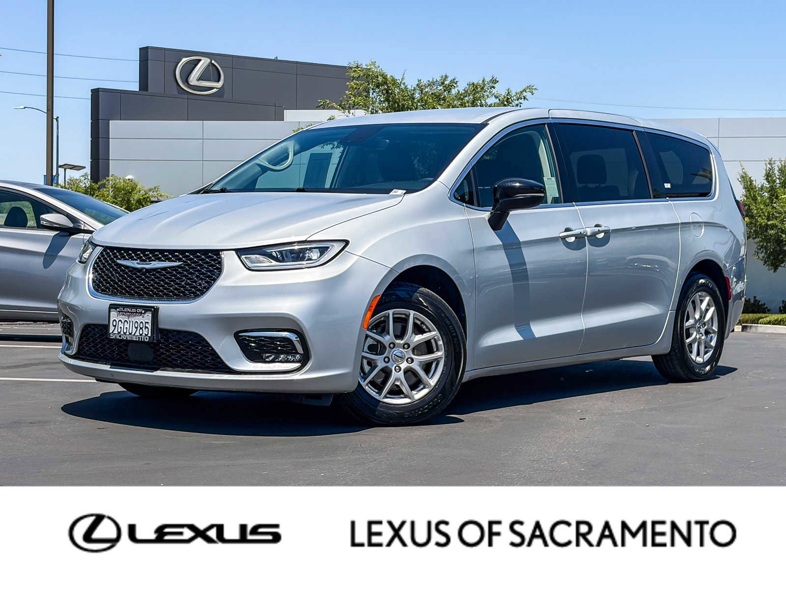 Used 2024 Chrysler Pacifica Touring-L FWD image 1
