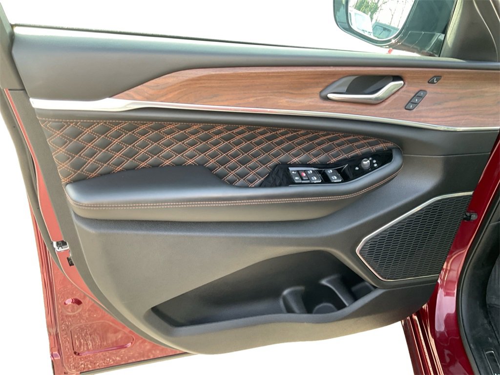 Used 2025 Jeep Grand Cherokee Summit image 32