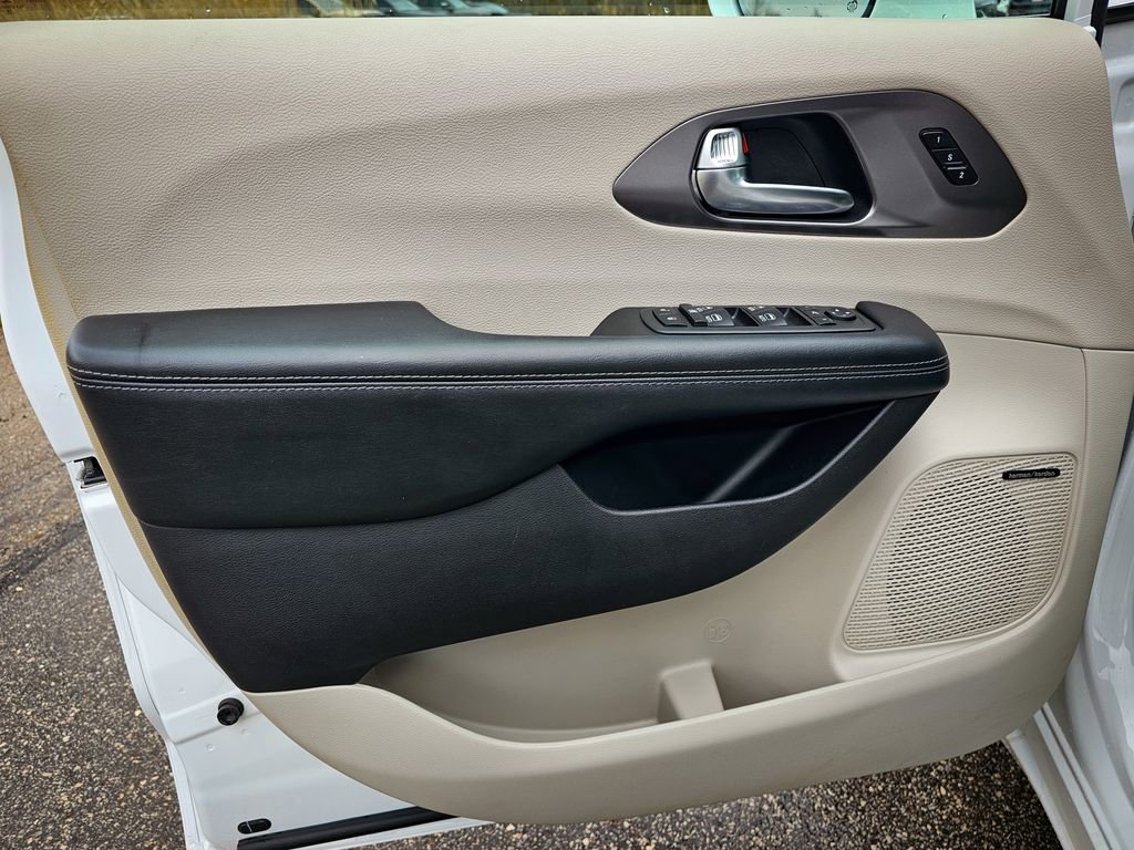 Used 2019 Chrysler Pacifica Limited FWD image 9