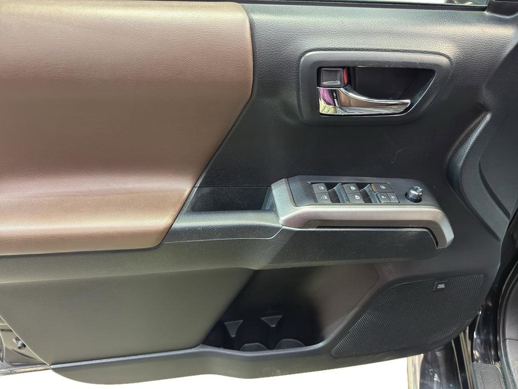 Used 2016 Toyota Tacoma Limited w/ Towing Package image 14