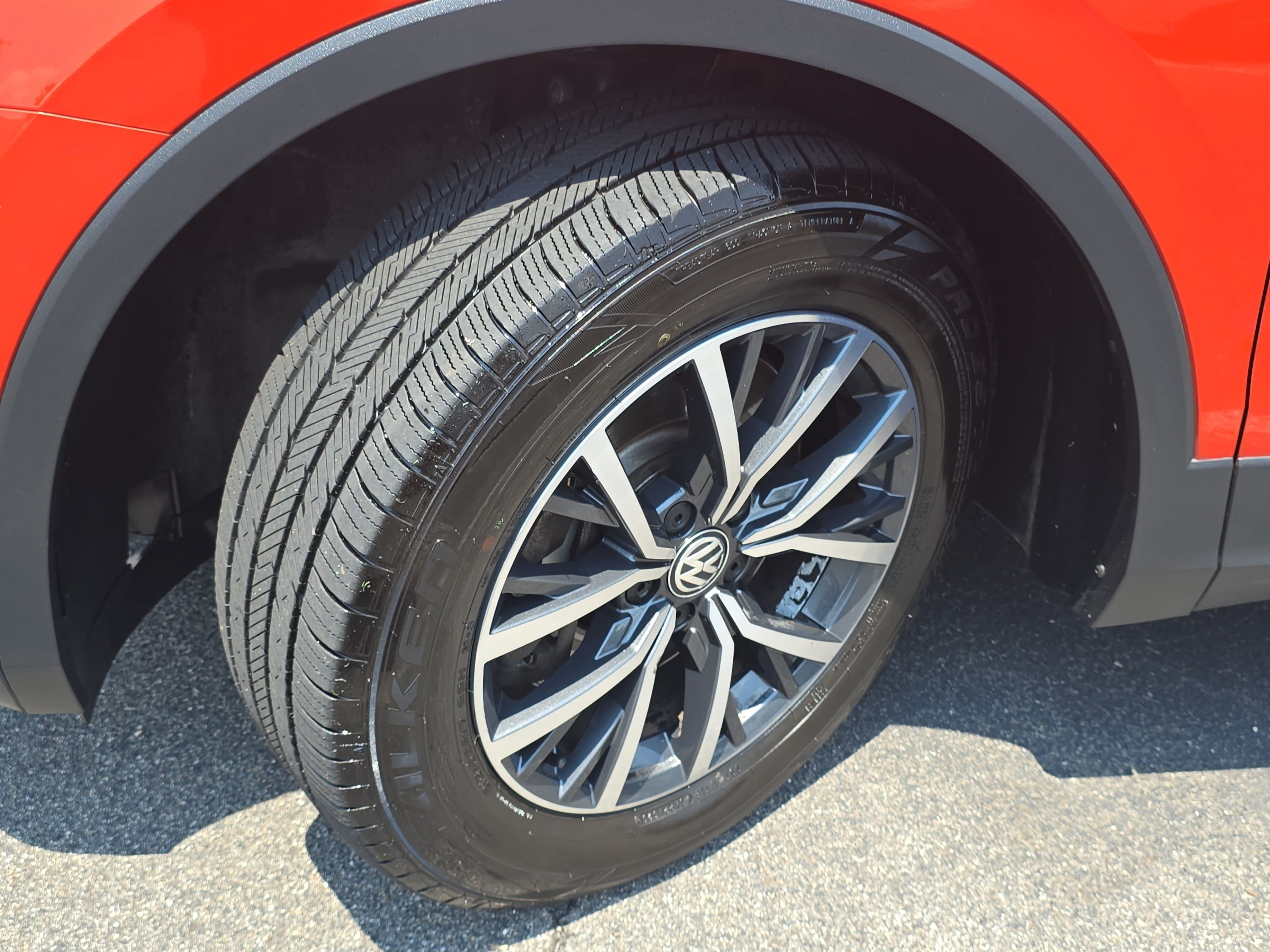 Used 2018 Volkswagen Tiguan SE w/ Panoramic Sunroof Package FWD image 32