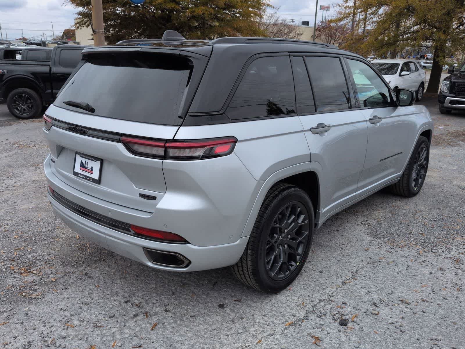 New 2025 Jeep Grand Cherokee Summit w/ Obsidian Package AWD/4WD image 8