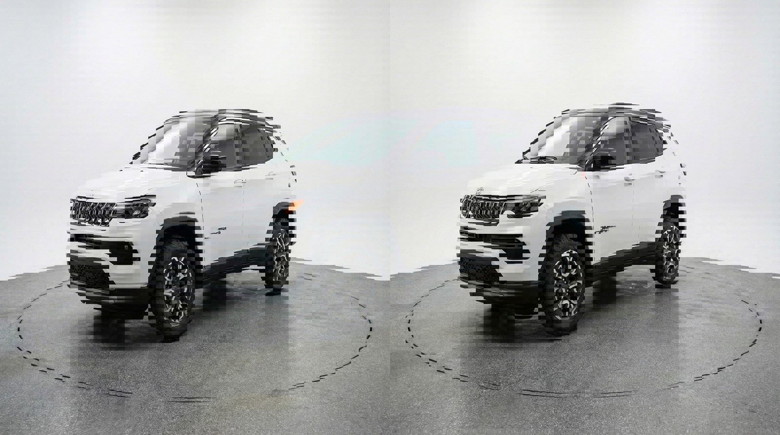 Used 2025 Jeep Compass Trailhawk image 3