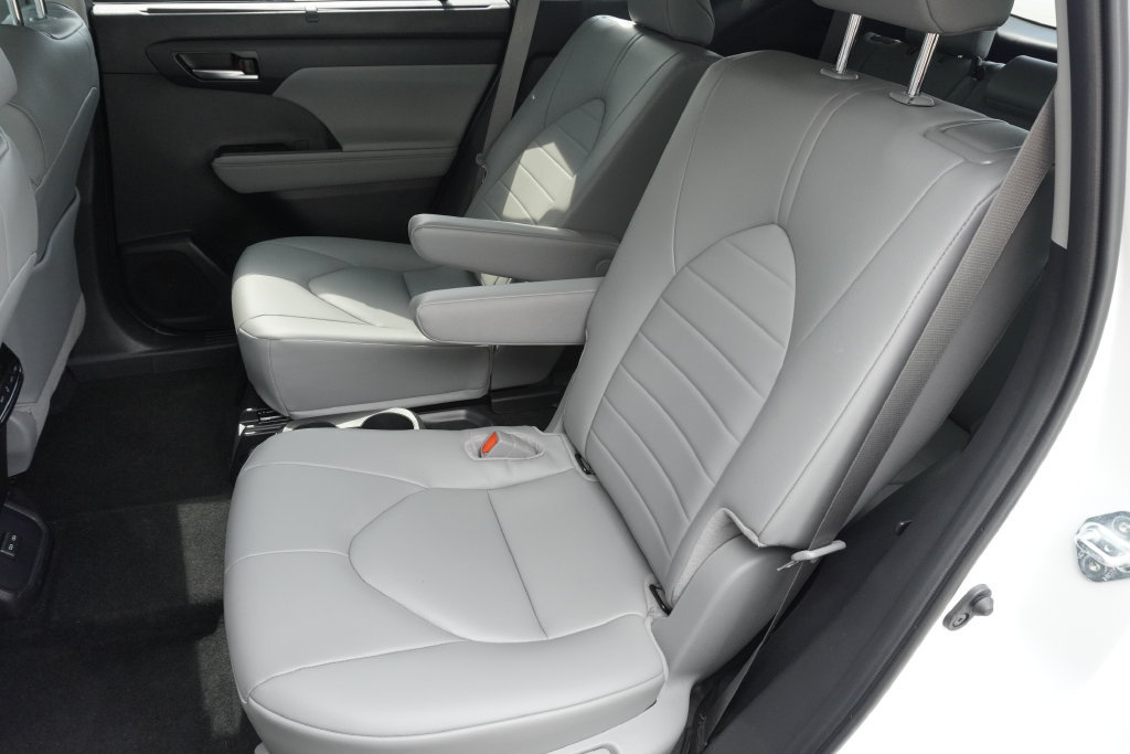 Used 2026 Toyota Highlander Limited AWD/4WD image 30