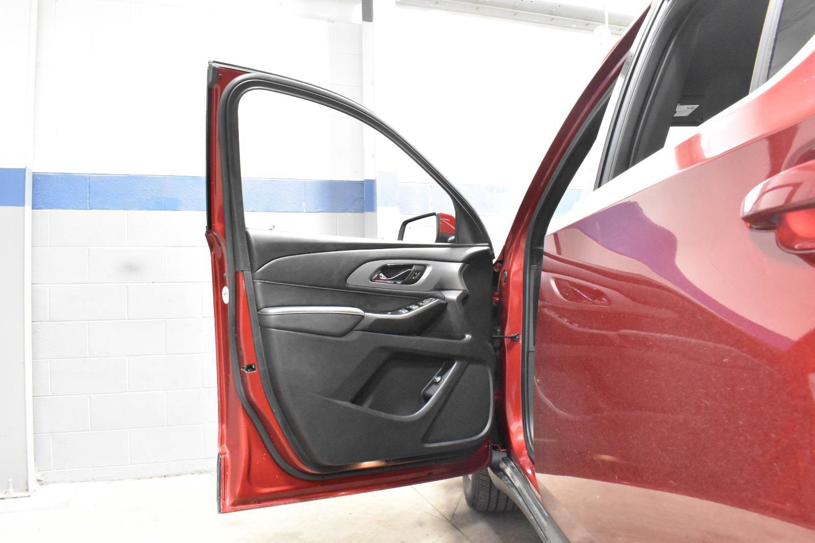 Used 2023 Chevrolet Traverse LT image 12