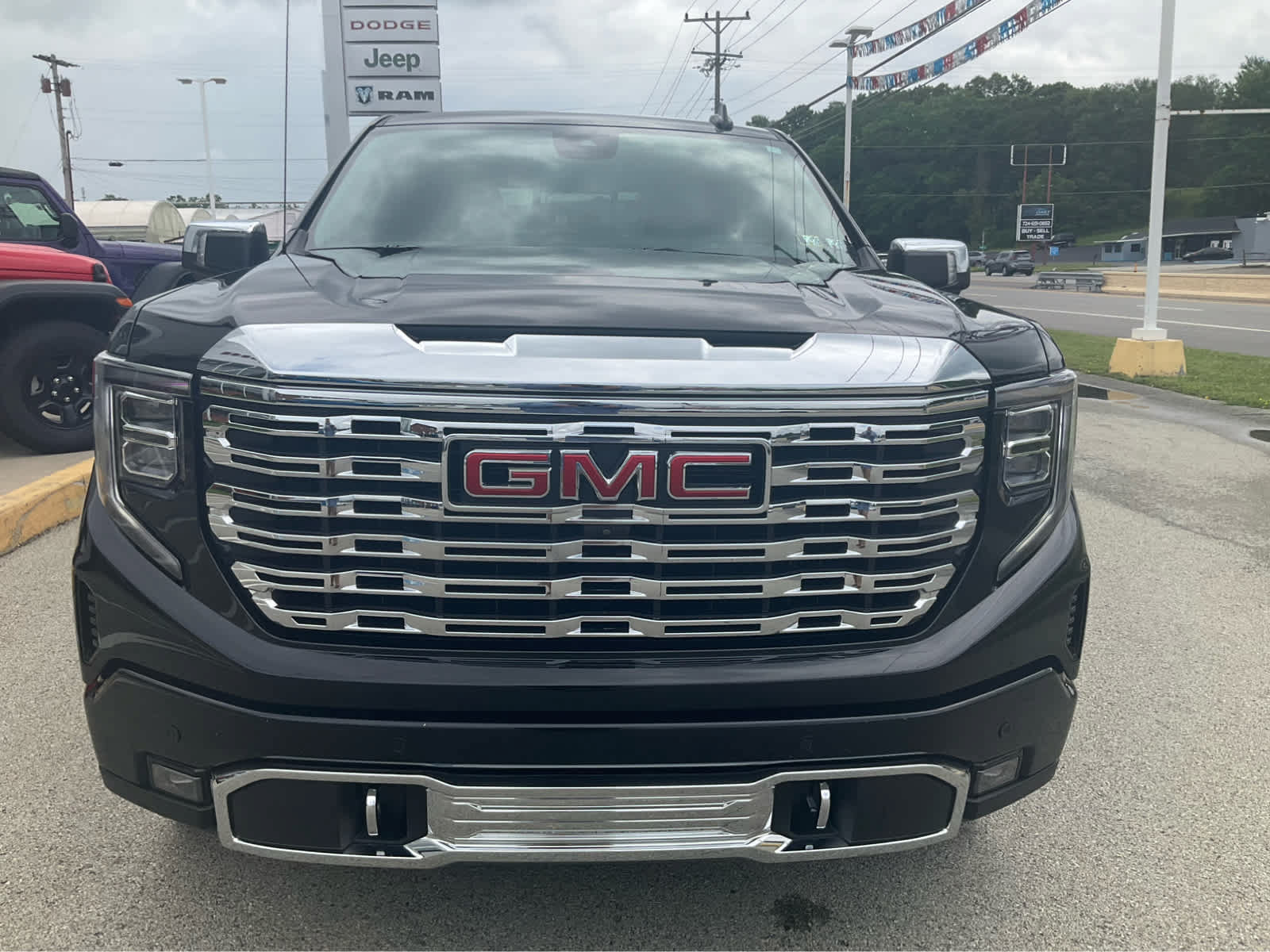 Used 2023 GMC Sierra 1500 Denali AWD/4WD image 2