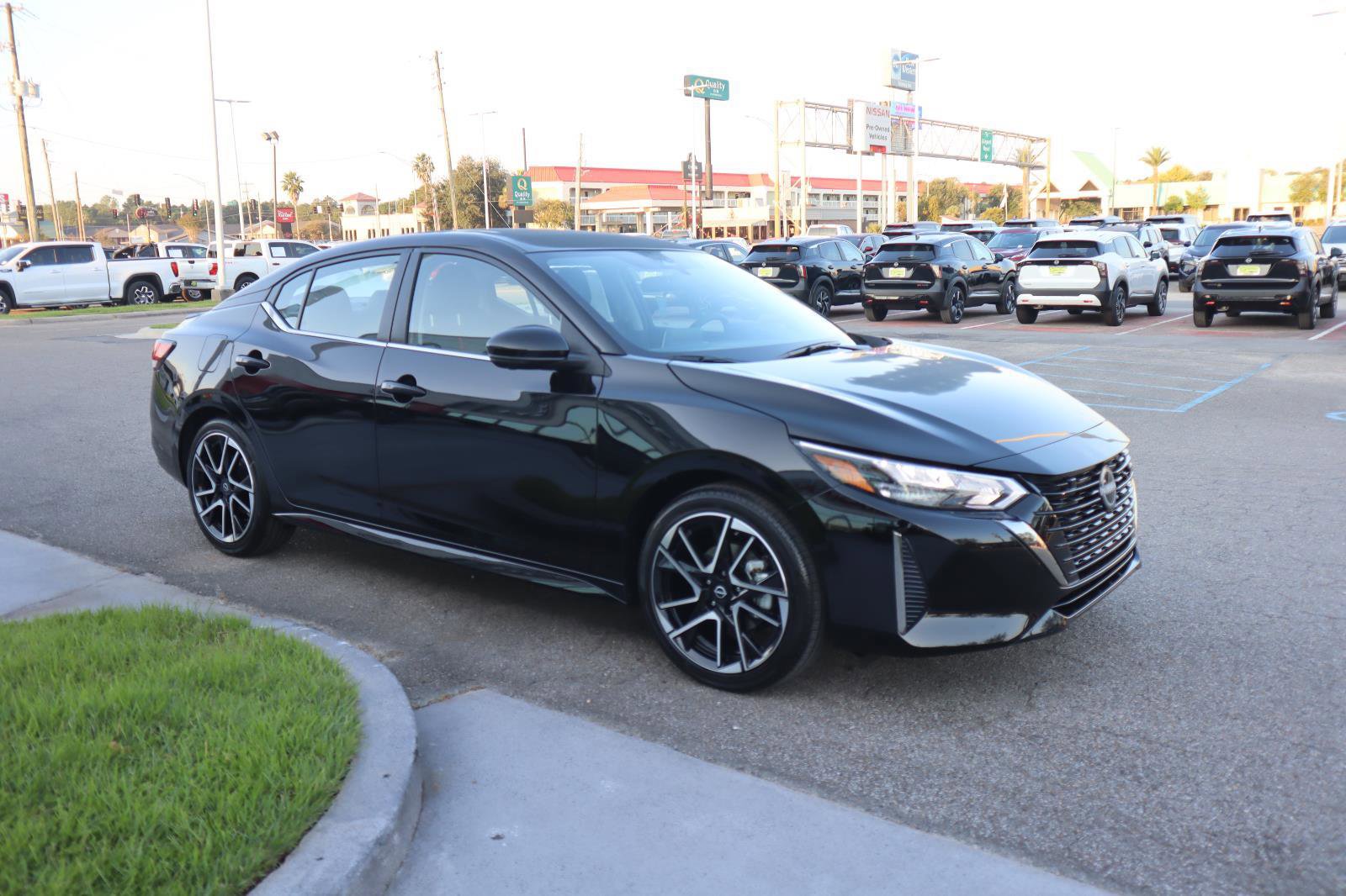 Used 2025 Nissan Sentra SR w/ SR Premium Package image 12