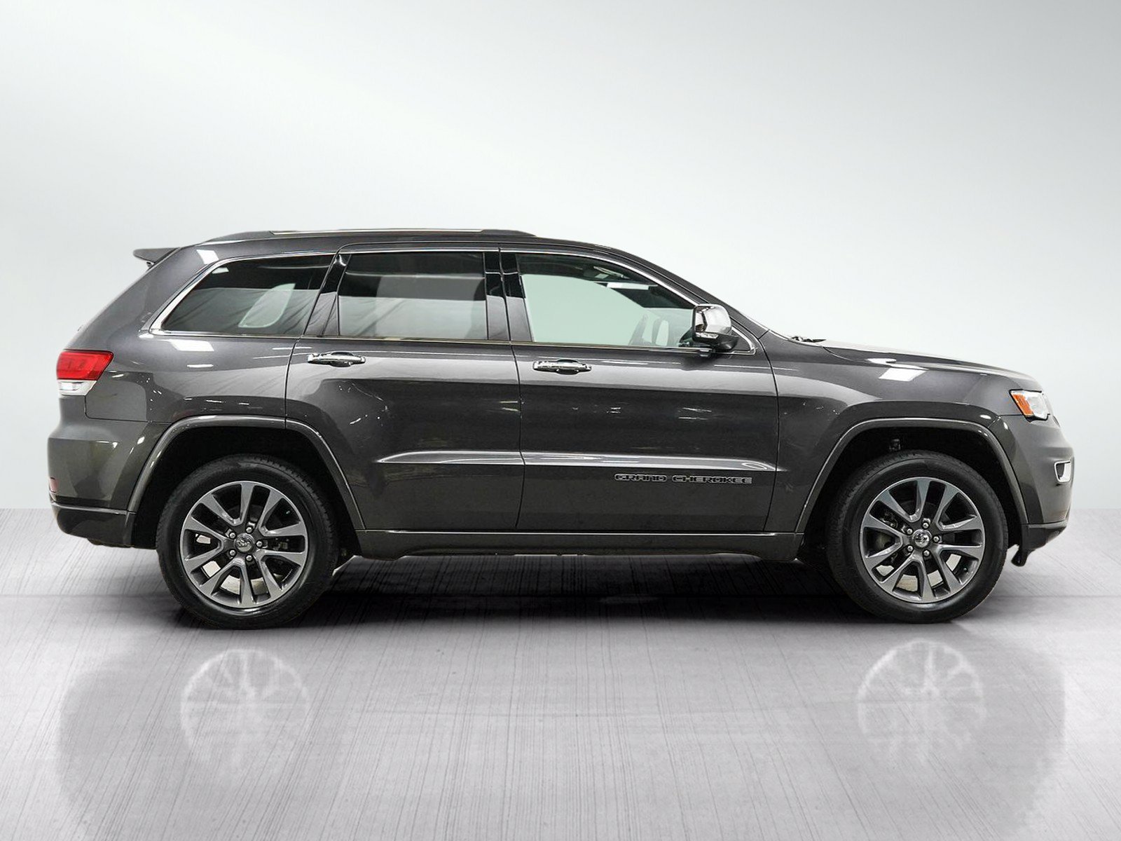 Used 2017 Jeep Grand Cherokee Overland AWD/4WD image 6
