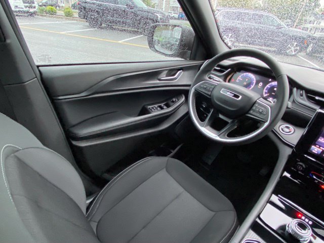 Used 2025 Jeep Grand Cherokee L Laredo AWD/4WD image 24