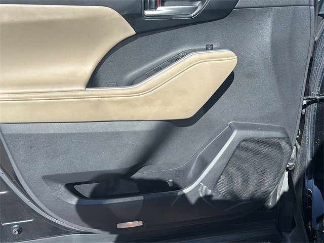 Used 2023 Toyota Highlander XLE image 22