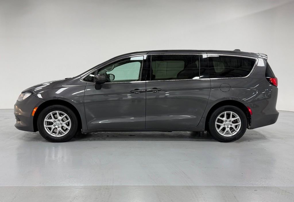 Used 2017 Chrysler Pacifica Touring image 2