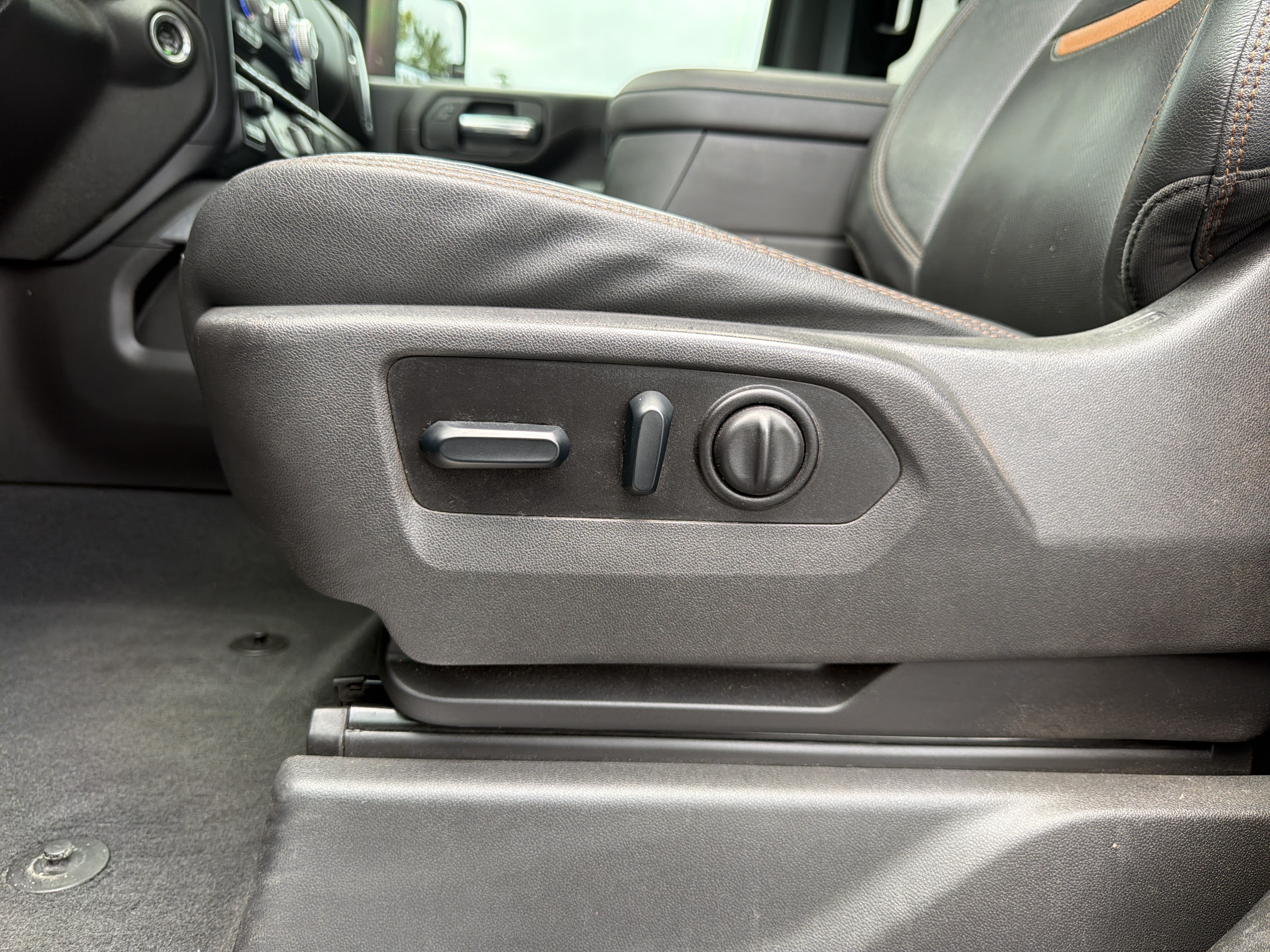 Used 2022 GMC Sierra 2500 AT4 w/ AT4 Premium Plus Package AWD/4WD image 27