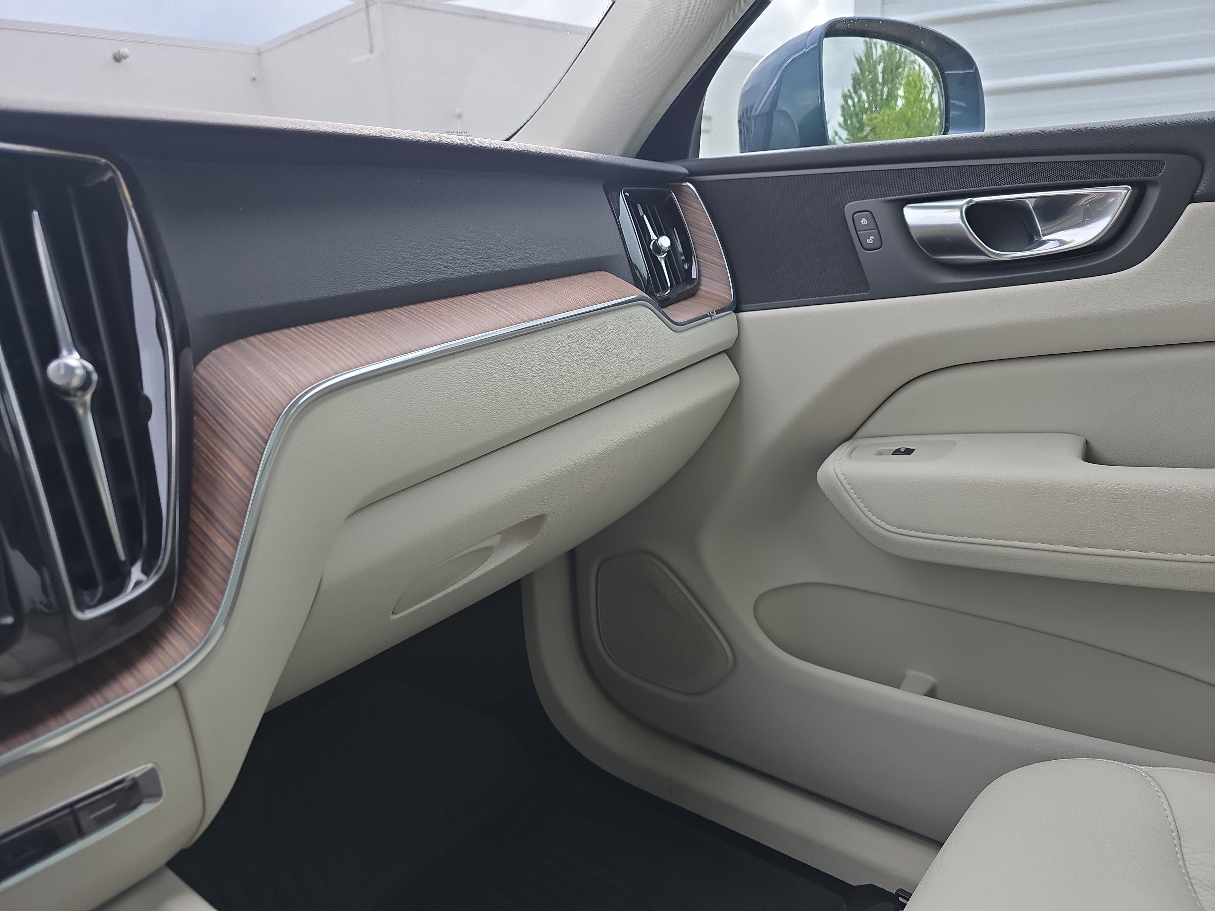 Used 2022 Volvo XC60 B5 Momentum w/ Climate Package AWD/4WD image 37